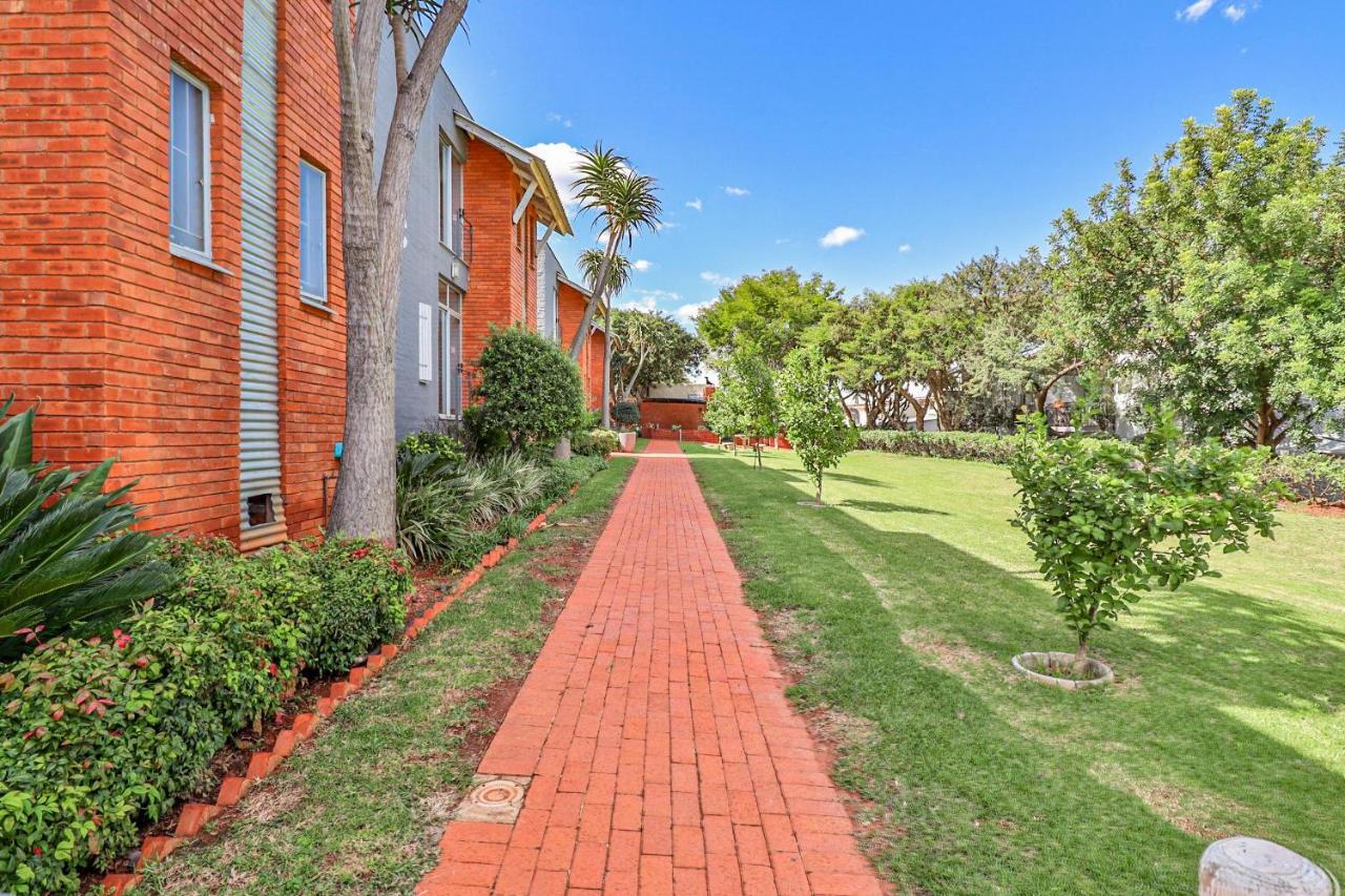 Villa Paradiso Hartbeespoort Bagian luar foto